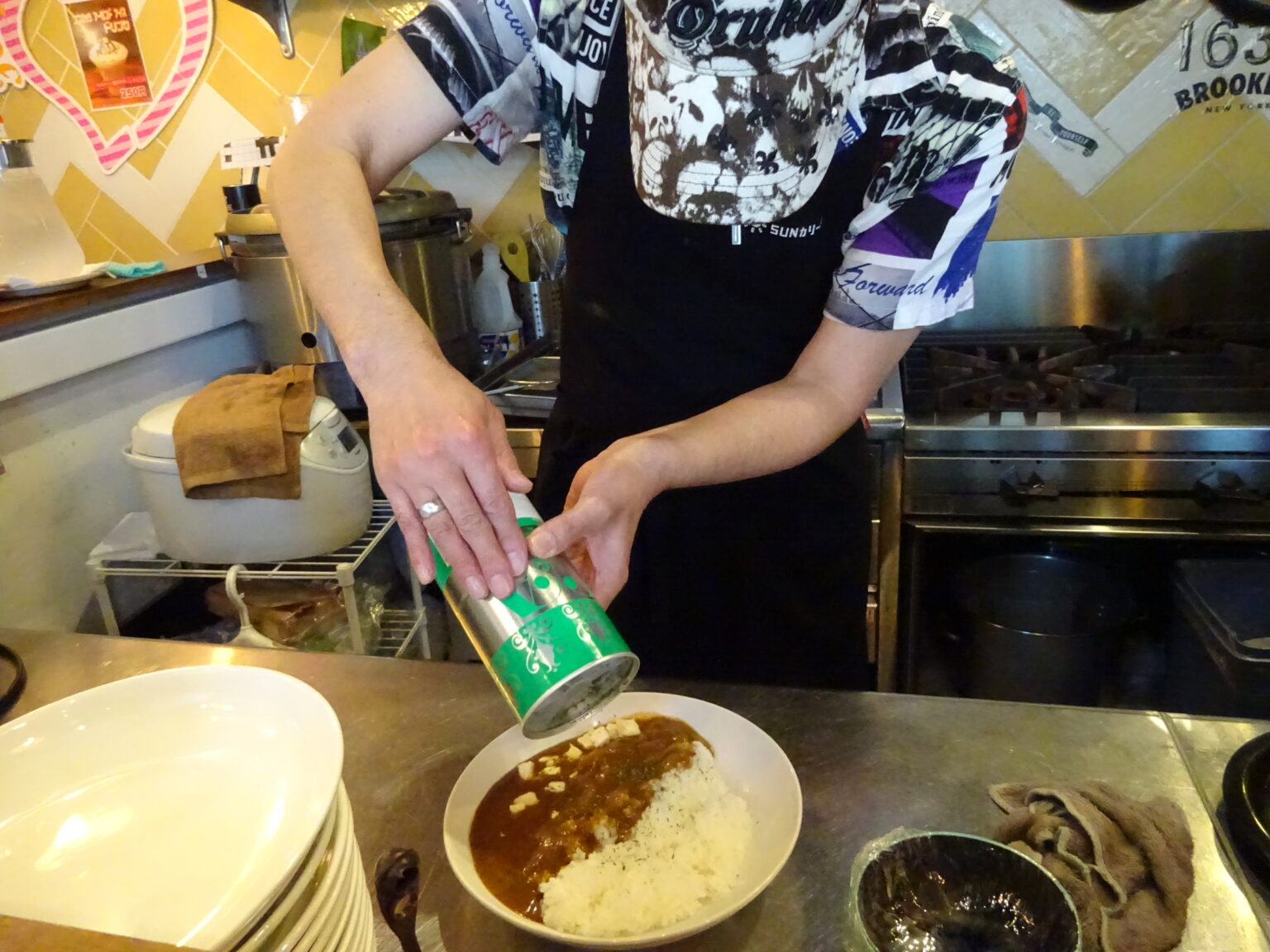 毎日食べても飽きない味を目指す｜SUNカリー部 えきまちテラス長浜